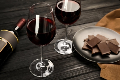 Dégustation du vin rouge avec du chocolat noir