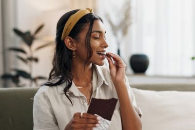 Personne mangeant du chocolat noir en été.