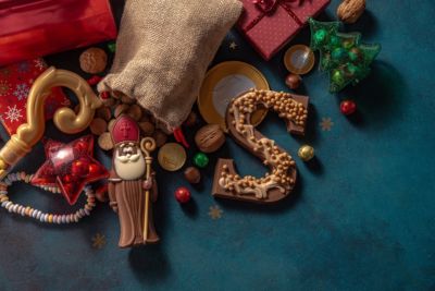 Photo de plusieurs chocolat artisanaux pour Saint-Nicolas sur une table.