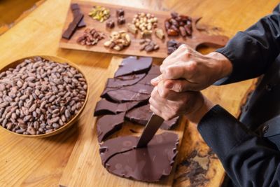 Personne confectionnant un chocolat artisanal de qualité.