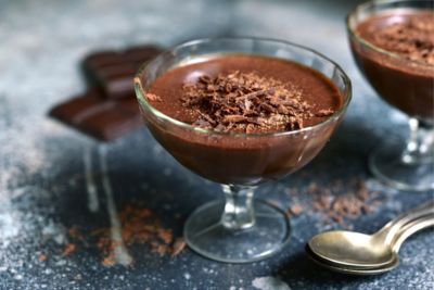 Mousse au chocolat artisanal préparé pour accompagner un barbecue.