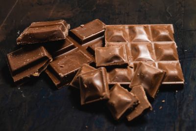 Différentes tablettes de chocolat de qualité.